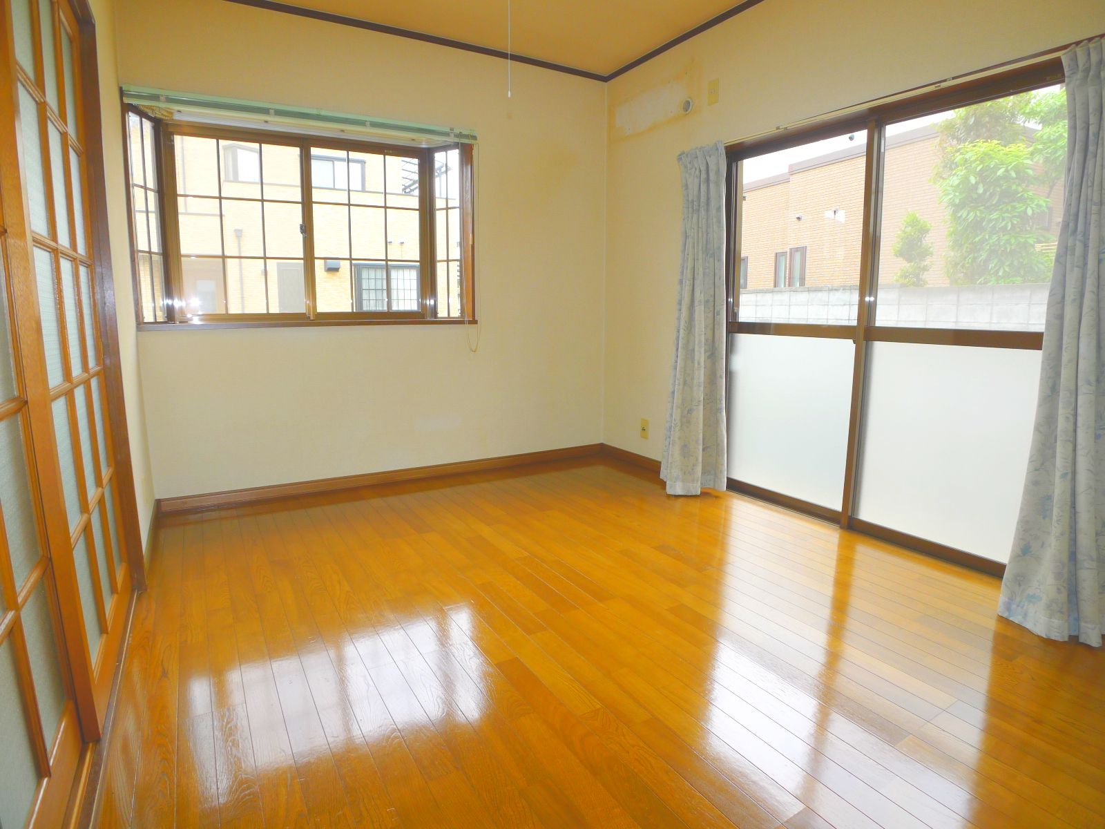 Living and room. There is a bay window! 