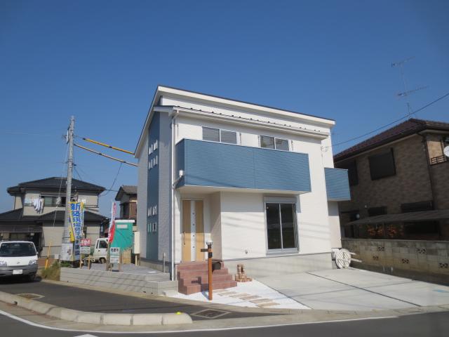 Local appearance photo. Day's's south-facing corner lot! 