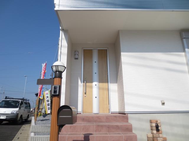 Entrance. Door even a little cool! 