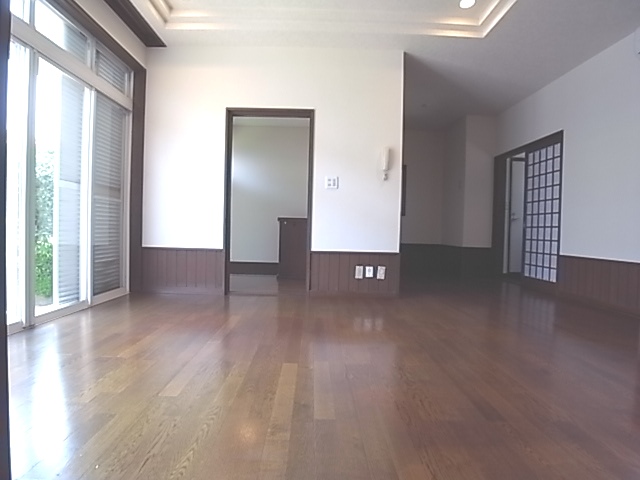 Living and room. Bright and sunny living ・ reference