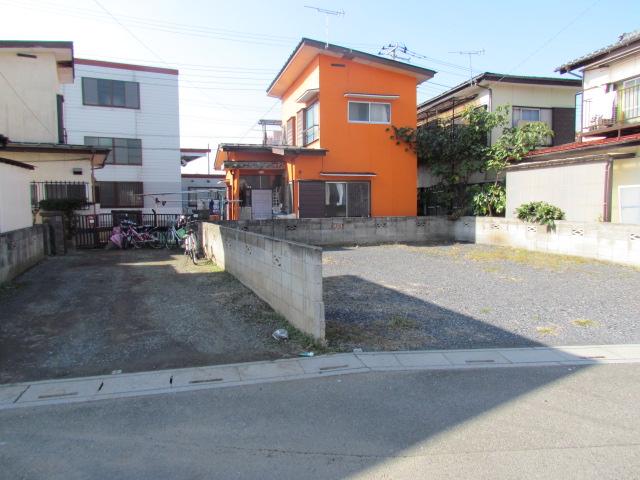 Local photos, including front road. Local (11 May 2013) Shooting