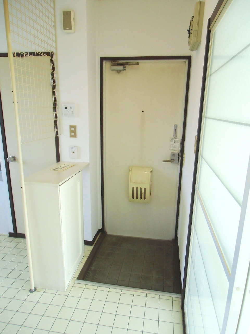 Entrance. It is the entrance with a shoebox