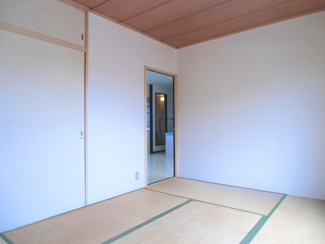 Living and room. I Japanese-style room is still calm