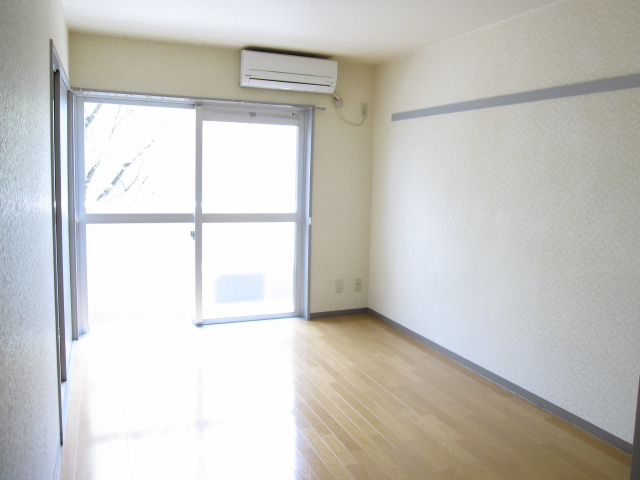 Living and room. There is air conditioning