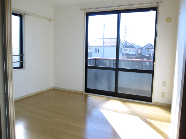 Living and room. By connecting the DK it can also be used as a 2LDK