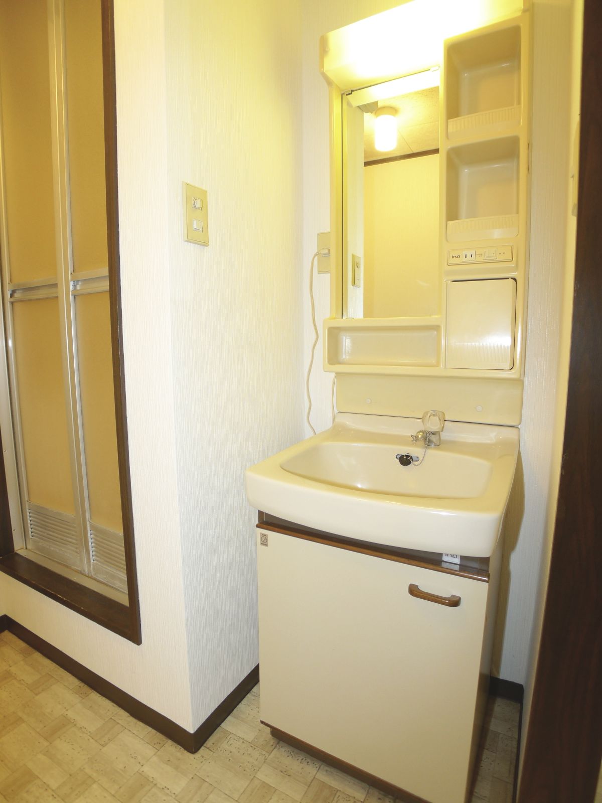 Washroom. Independent wash basin