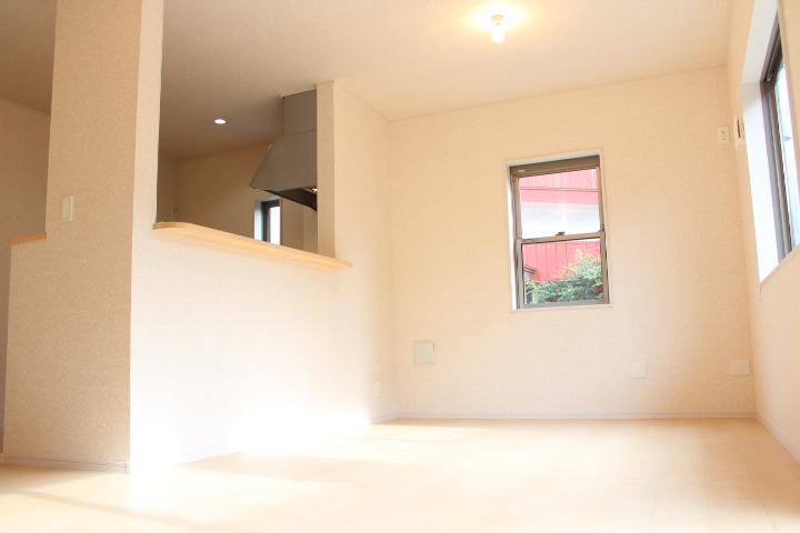 Living. 15.5 tatami is a bright living room of the southeast. (At 2013 November 4, 10) shooting