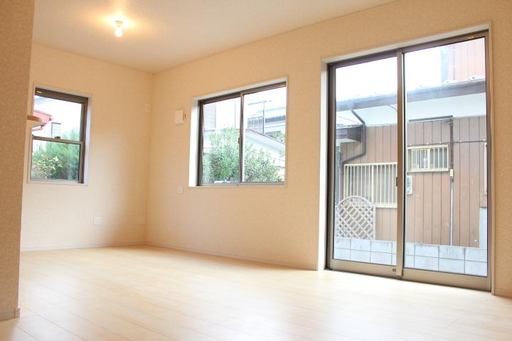 Living. Living is very bright and has an opening is taken largely in the south and east. (At 2013 November 4, 10) shooting