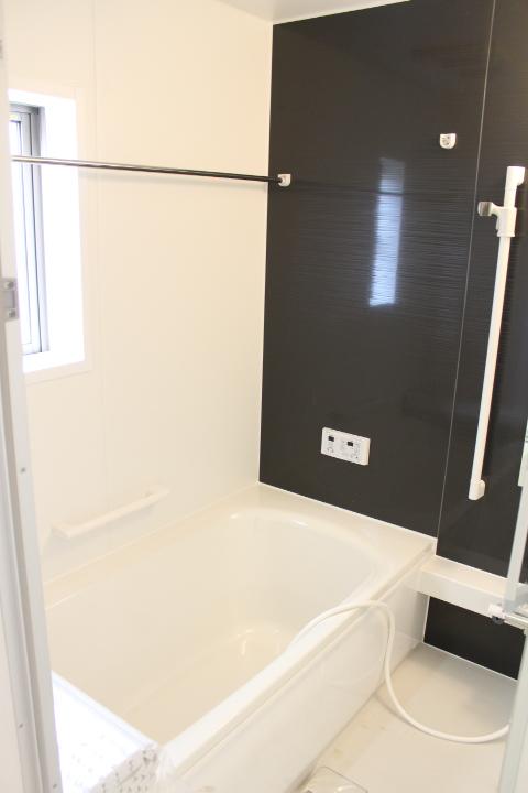 Bathroom. It is a spacious bathroom of 1 pyeong type. Please heal the fatigue of the day. (At 2013 November 4, 10) shooting