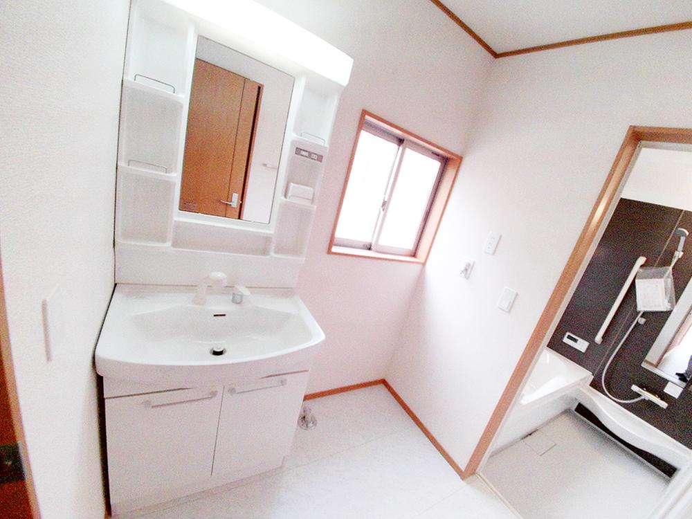 Wash basin, toilet. Model house of the same specification