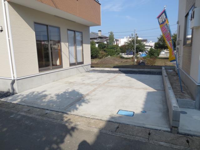 Parking lot. 1 Building