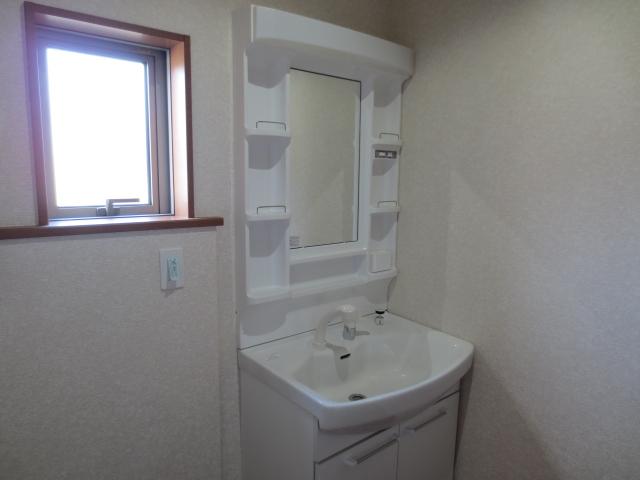 Wash basin, toilet. 1 Building