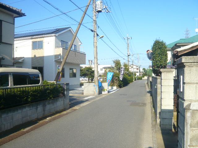 Local photos, including front road. it is quiet