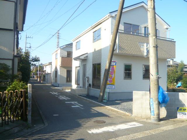 Local photos, including front road. It is a quiet residential area