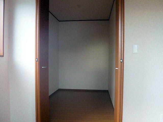 Non-living room. WIC