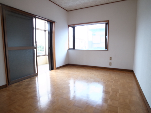 Other room space. Bright Western-style!