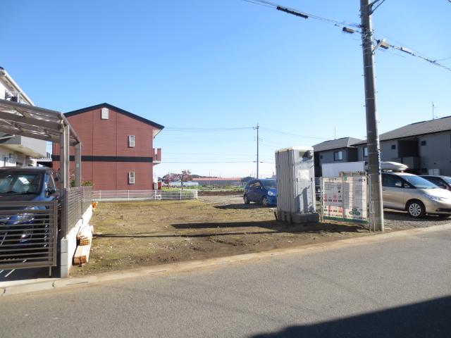 Local photos, including front road. Local (11 May 2013) Shooting