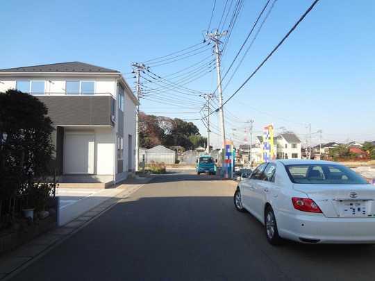 Local photos, including front road. Frontal road