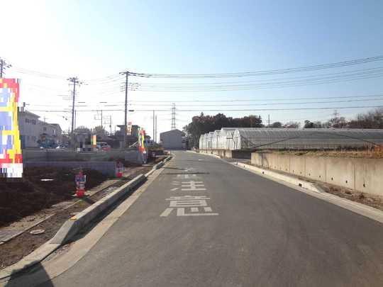 Local photos, including front road. Frontal road