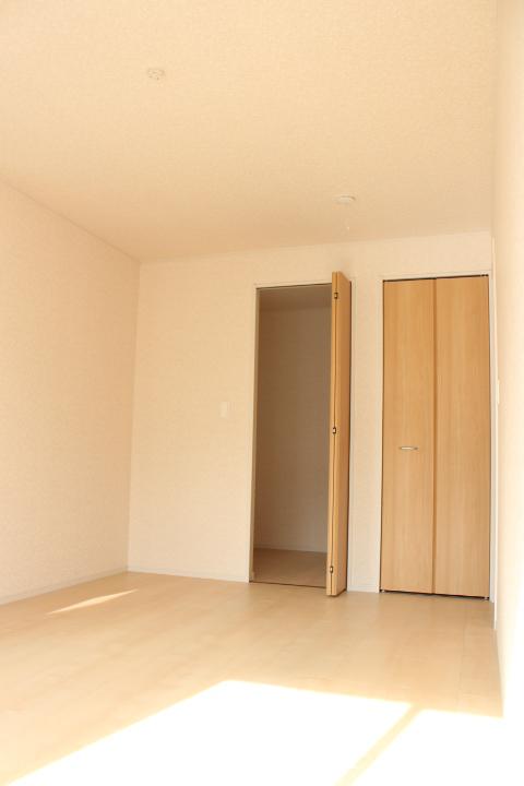 Non-living room. On the second floor west side of the 8.2-mat of Western-style comes with a walk-in closet. (At 2013 November 4, 10) shooting