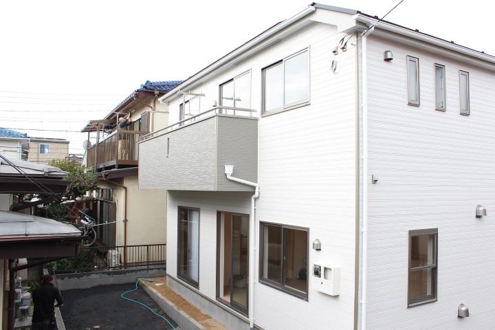 Local appearance photo. Site is 110 sq m 33 pyeong. Column two is parking possible. (At 2013 November 4, 10) shooting