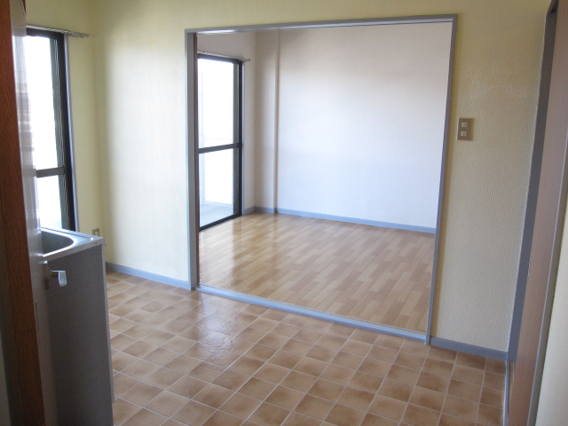 Living and room. Open and open the door