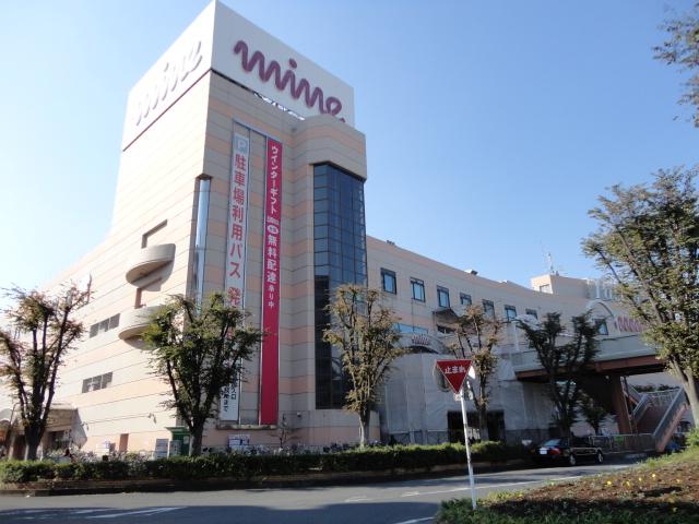 Shopping centre. 600m to Main