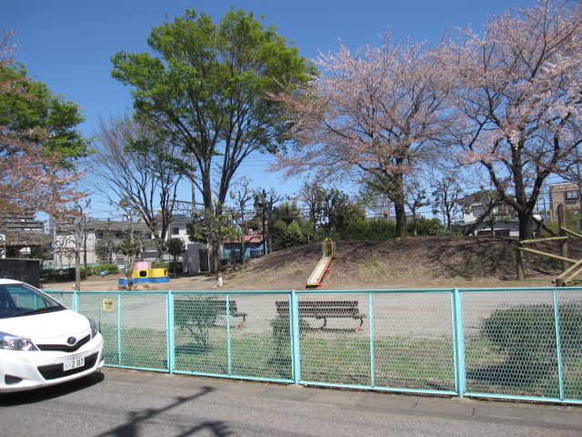 park. 10m to the park (park)