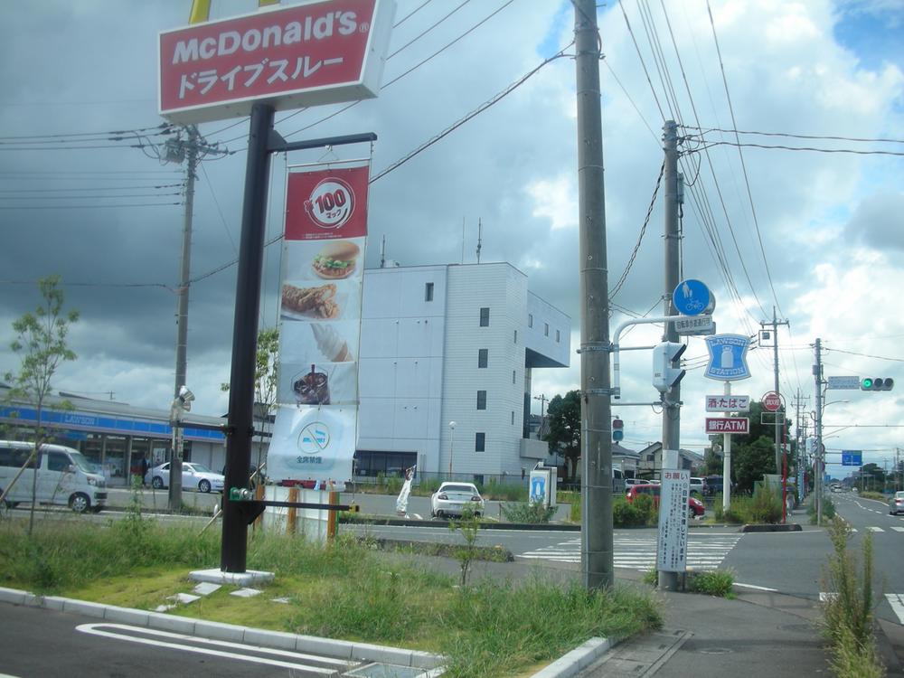 Convenience store. 1013m until Lawson Okegawa Shimohideya shop