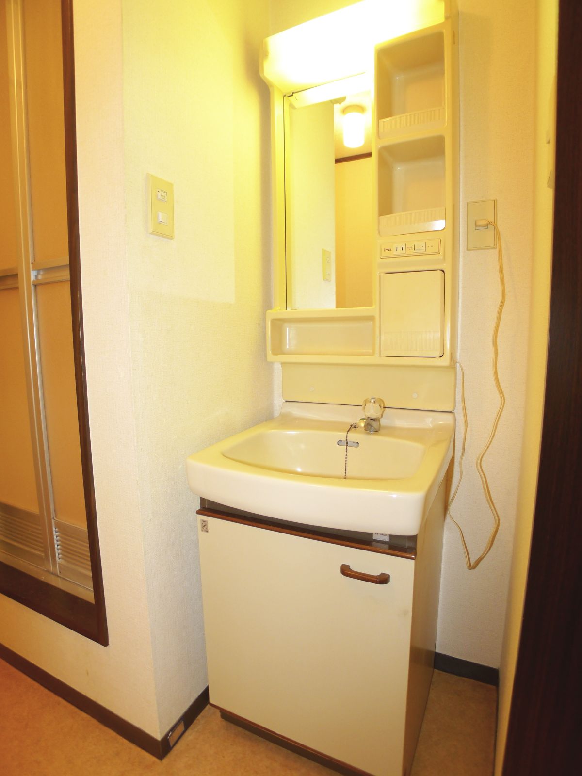 Washroom. Independent wash basin