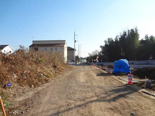 Local photos, including front road. Frontal road