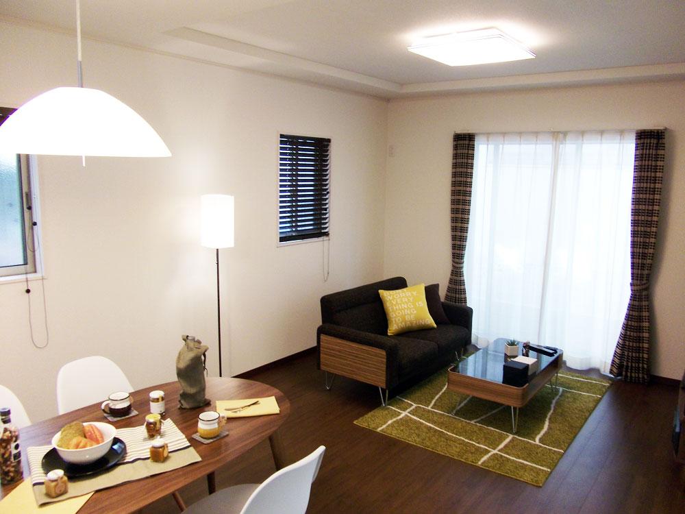 Living. Stylish living in the fold on the ceiling. All room is equipped with lighting.  / 3 Building (2013 November shooting)