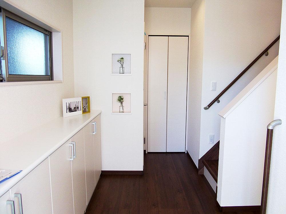 Entrance. Unified entrance hall with bright colors. Shoes with cloak, There is also a convenient storage in the bathroom next to.  / 3 Building (2013 November shooting)