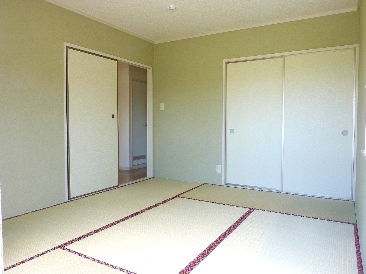 Living and room. The room is also sunny! ! !