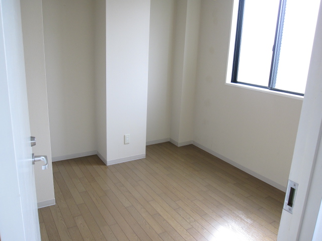 Other room space. 4.5 Pledge also as also storage room in the bedroom