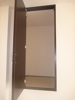 Receipt. There is housed in the upper part of the living room.