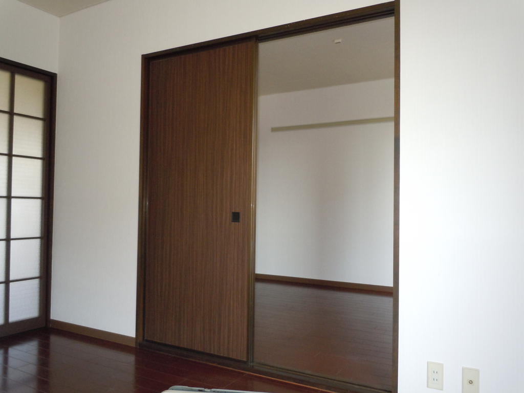 Other room space. Easy also the movement of the left and right of the room is equipped with a sliding door!
