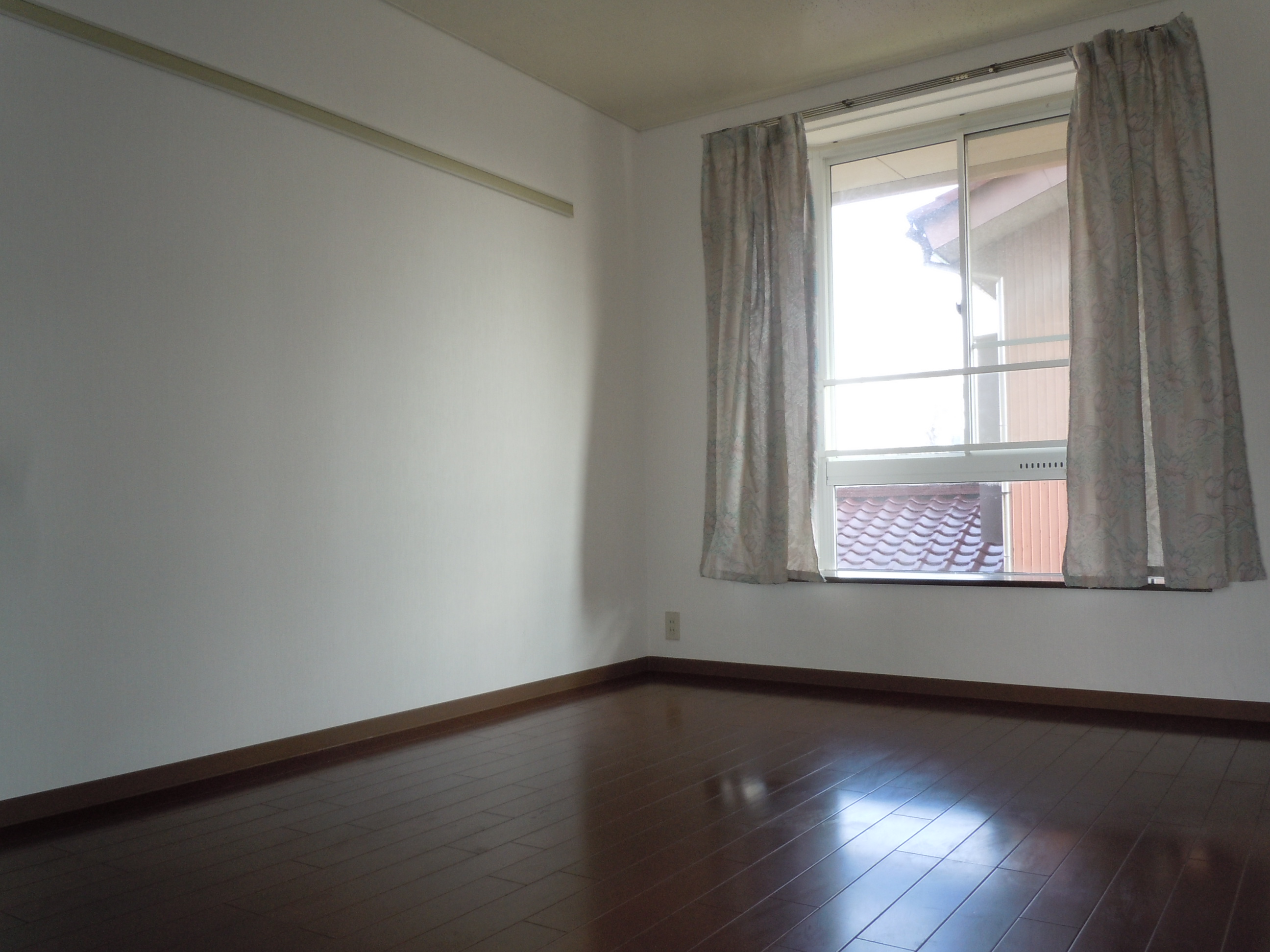 Living and room. It is a bay window with a room