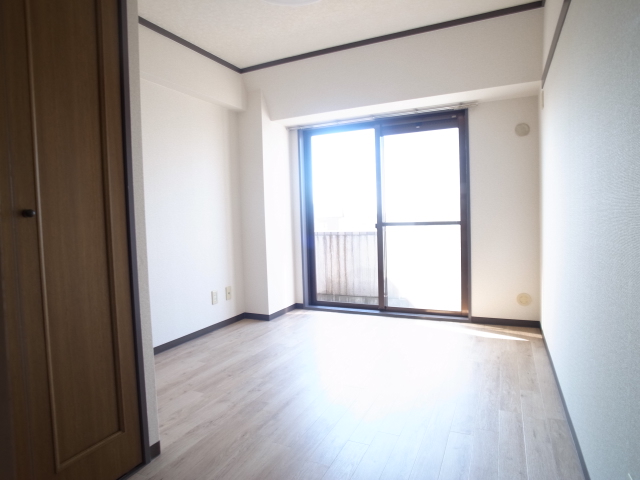 Other room space. Western-style floor is also a pleasant also re-covering wallpaper.