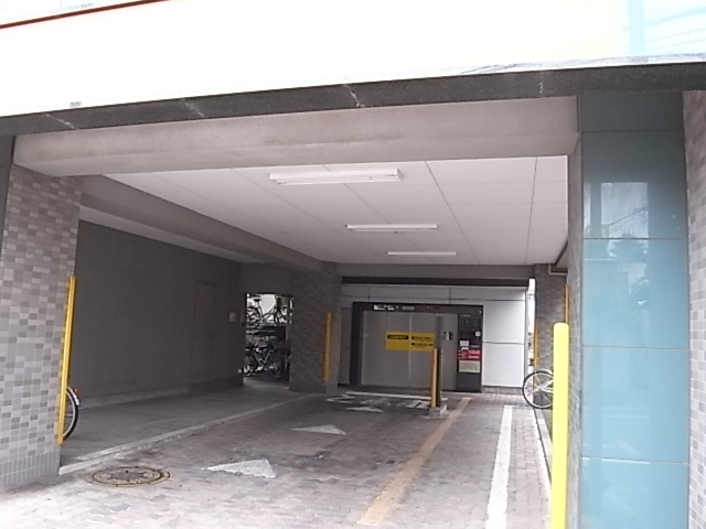 Parking lot. Multistory parking garage ・ There are flat parking lot on the other.