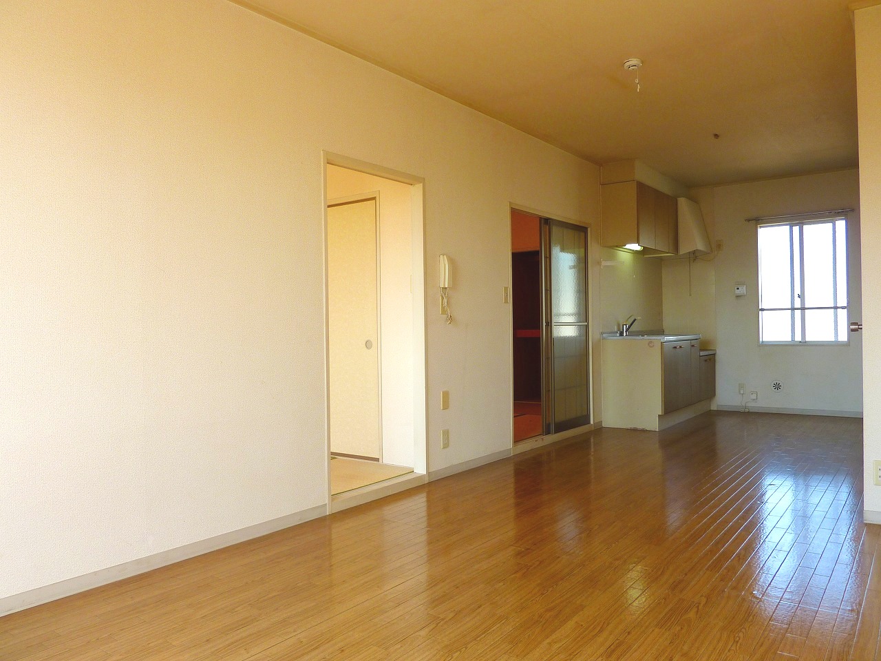 Living and room. Spacious is living. Day is also good! ! !