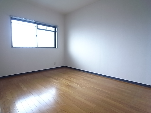 Other room space. North Western-style is also bright with window. reference