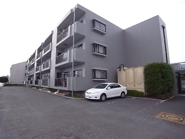 Other common areas. Parking with 2 cars for customers