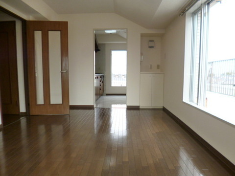 Living and room. Living-dining in the southeast angle