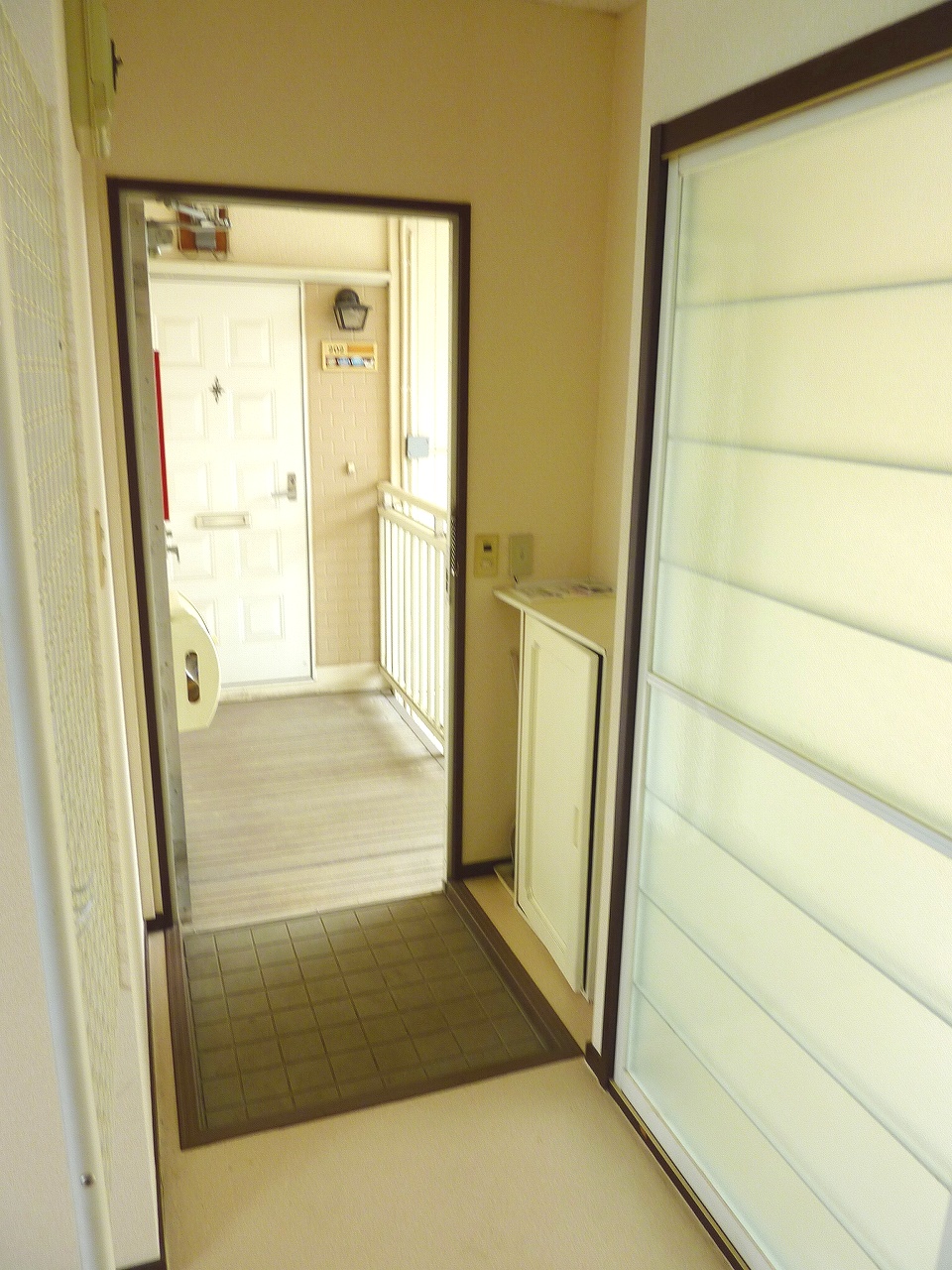 Entrance. It is the entrance with a shoebox