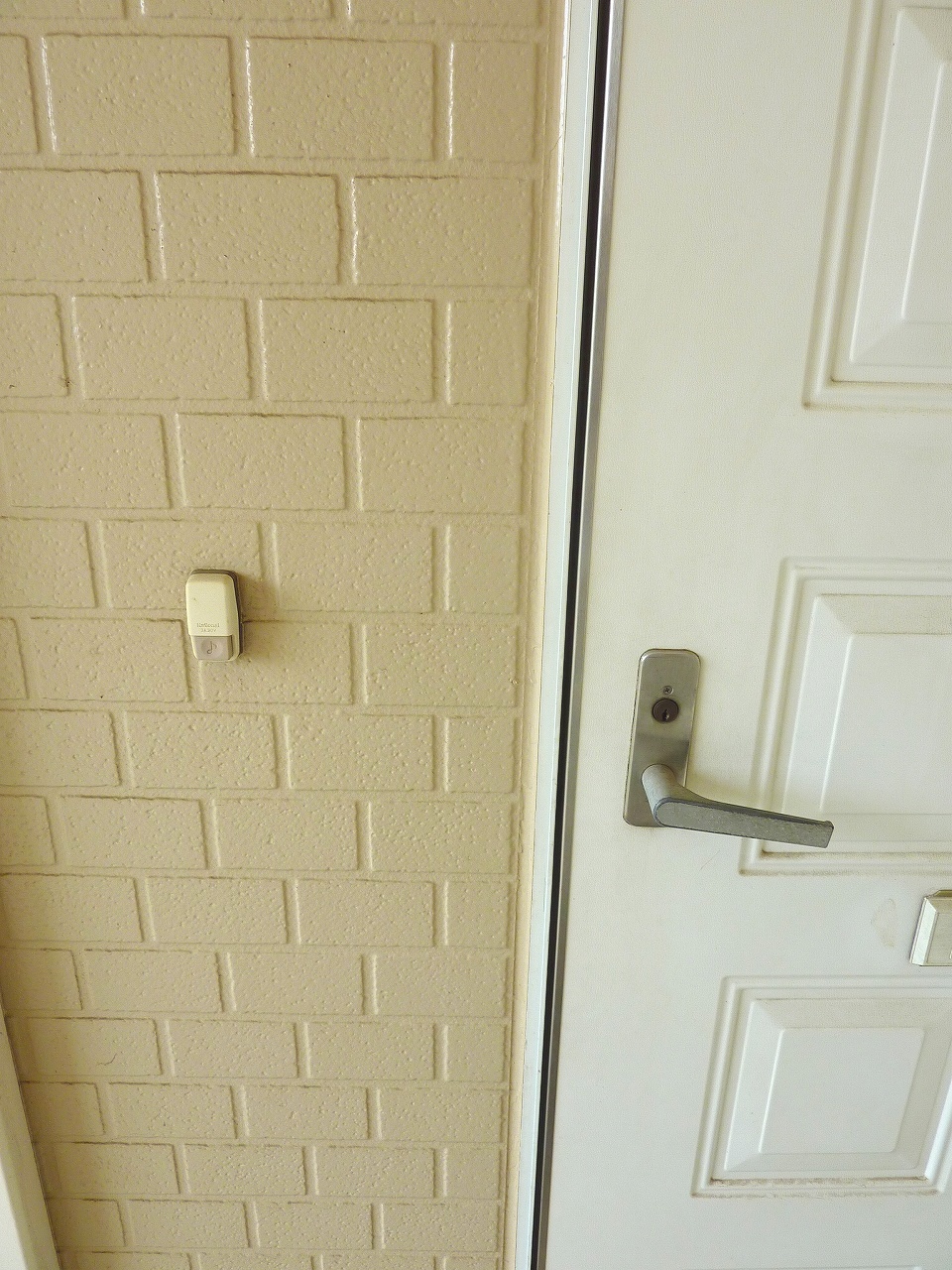 Security. Kinkon the entrance, It comes with chime