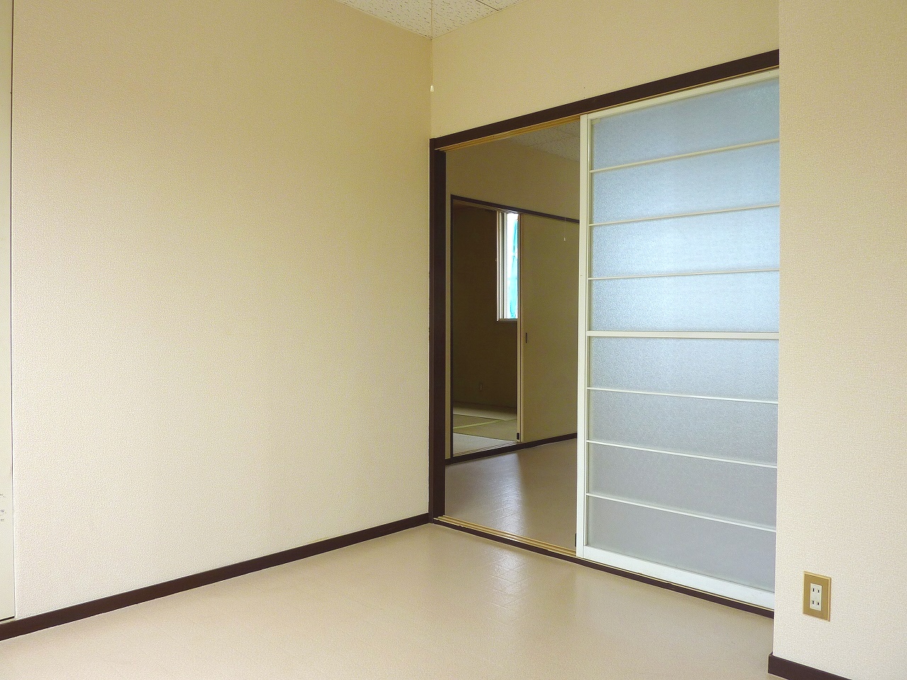 Living and room. Per day is a good Western-style