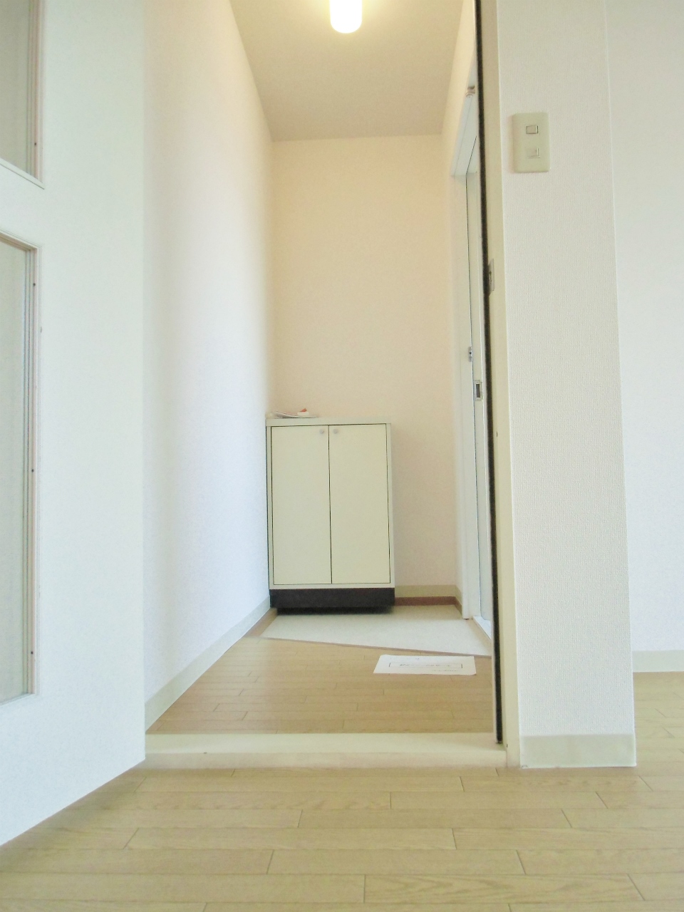 Entrance. It is the entrance with a shoebox