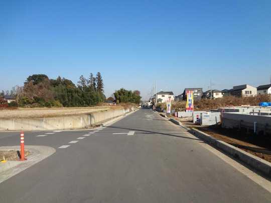 Local photos, including front road. Frontal road