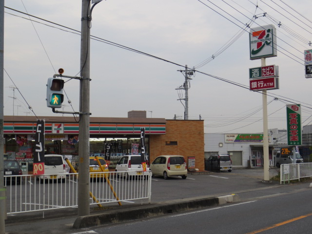 Convenience store. 600m to Seven-Eleven (convenience store)